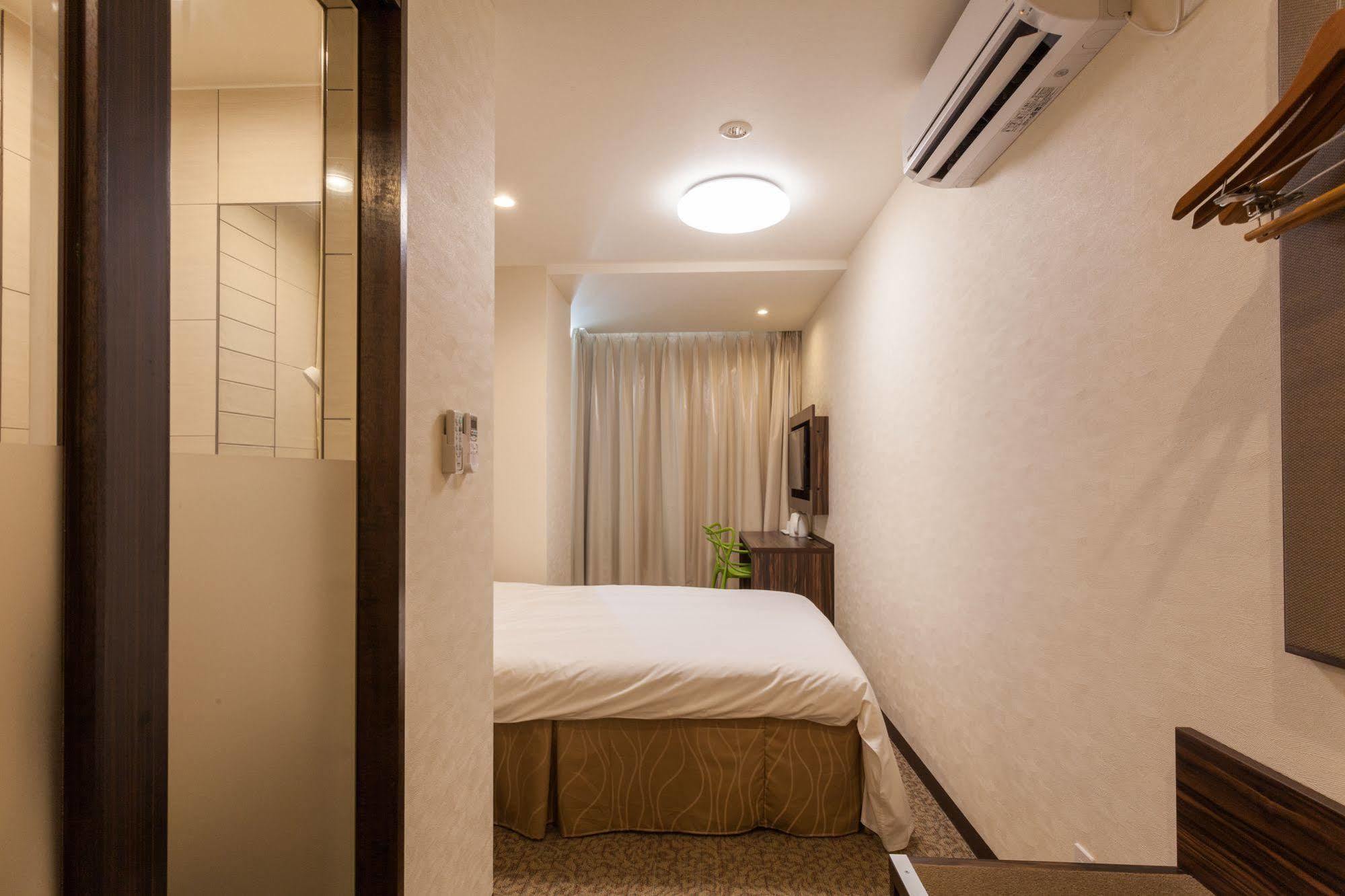 Okinawa Kariyushi Lch. Premium Hotel Naha Buitenkant foto